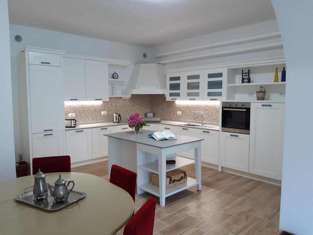 Big Apartment With Lake View And Two Bedrooms Sala Comacina Exterior foto